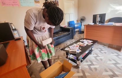 Brenda Lamwaka, asistente legal comunitaria, muestra algunos de los productos sanitarios que recoge en el hospital público en nombre de otras personas 'queer'.