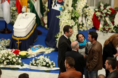 Ángel Cruz y Patricia Ramírez saludan a asistentes en la capilla ardiente de su hijo Gabriel.