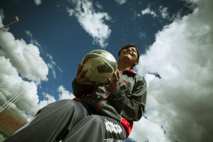 Un proyecto del BID para que las niñas jueguen al fútbol pretende mejorar la autoestima y liderazgo de las mujeres en Bolivia.