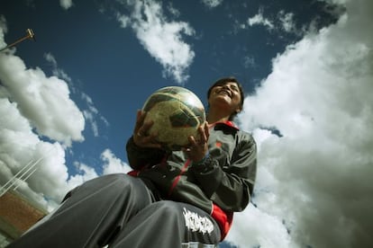 Un proyecto del BID para que las niñas jueguen al fútbol pretende mejorar la autoestima y liderazgo de las mujeres en Bolivia.