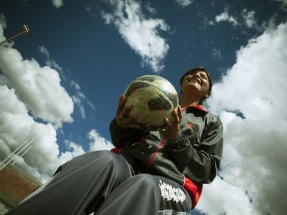 Un proyecto del BID para que las niñas jueguen al fútbol pretende mejorar la autoestima y liderazgo de las mujeres en Bolivia.