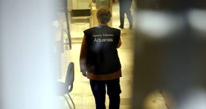 Una agente de la Agencia Tributaria durante un registro.