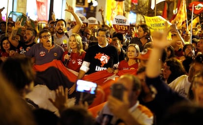 El candidato a vicepresidente del Partido de los Trabajadores, Fernando Haddad, pasea con sus seguidores en Curitiba (Paraná)