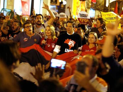 El candidato a vicepresidente del Partido de los Trabajadores, Fernando Haddad, pasea con sus seguidores en Curitiba (Paraná)