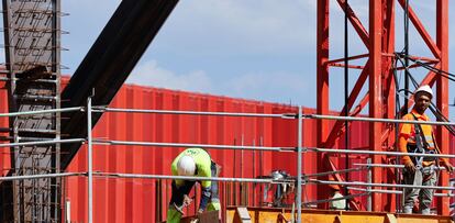 Trabajadores de la construcción, el día 2 en una obra en Bilbao.