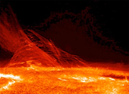 En esta imagen, según la NASA, se aprecia la naturaleza filamentosa del plasma que conecta zonas de diferente polaridad magnética.