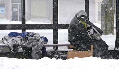 La tormenta también dejó a más de 60 millones de personas bajo advertencias de mal tiempo, desde Maine hasta Carolina del Sur.