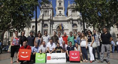 Los miembros de la ejecutiva de Comprom&iacute;s, en la plaza del Ayuntamiento de Valencia. 