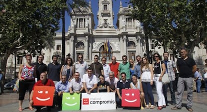 Los miembros de la ejecutiva de Compromís, en la plaza del Ayuntamiento de Valencia.
