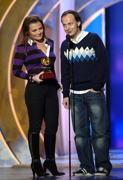 Coincidió con su etapa final en la banda y con el lanzamiento de 'Guapa', el último disco en el que ella participó como cantante y por el que La Oreja de Van Gogh recibió un Grammy Latino. Aquí podemos verla con el galardón en la mano y el particular look que eligió para la ocasión: una característica camiseta de mangas largas con cuello blanco, inspirada en los uniformes clásicos del rugby. Los pantalones acampanados de tiro bajo ya habían dado paso a los pitillos, que había venido para quedarse. 