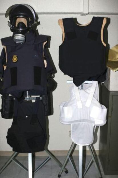 Nuevos chalecos policiales presentados hoy por el director general de la Policía Nacional.