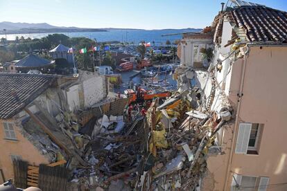 Una persona ha resultado muerta y dos permanecen desaparecidas después del hundimiento en la noche del lunes al martes por una explosión de un edificio de viviendas en Sanary sur Mer, en la Costa Azul francesa.