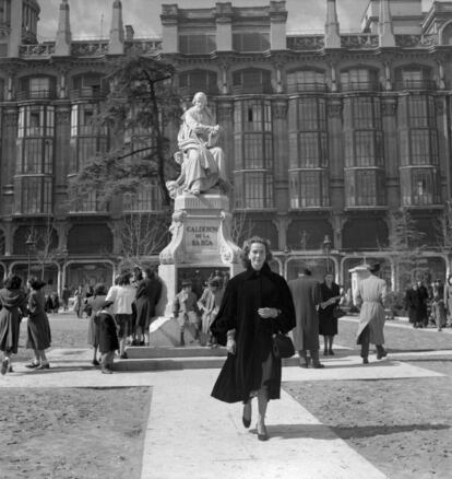 La actriz Maruchi Fresno paseando por la madrileña plaza de Santa Ana, con los almacenes Simeón al fondo (1951).