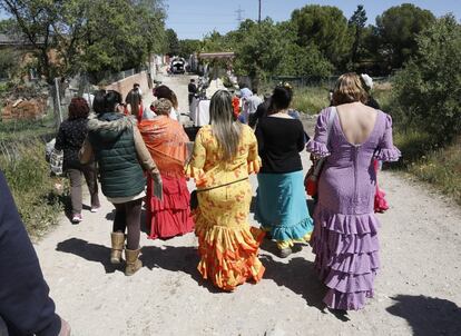 Un grupo de mujeres acompaña a la Virgen.