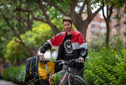 Pepe Forès, repartidor y portavoz de la plataforma Riders x Derechos, en Valencia.