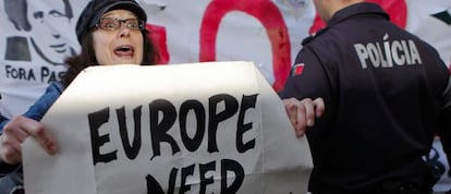 Una manifestante durante una protesta del movimiento Que se lixe a troika contra las pol&iacute;ticas europeas en Portugal en una imagen de archivo. 