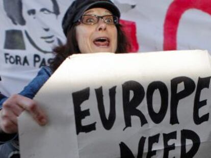 Una manifestante durante una protesta del movimiento Que se lixe a troika contra las políticas europeas en Portugal en una imagen de archivo.