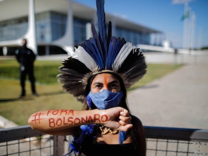 Uma indígena Pataxó protesta contra Bolsonaro em Brasília, neste sábado, 19 de junho.