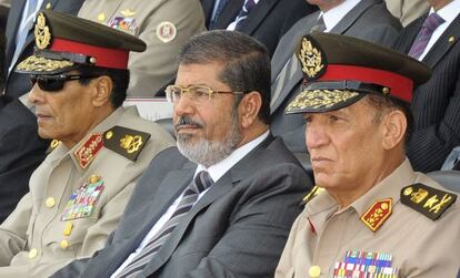 Morsi sentado entre Morsi sentado entre el presidente de la Junta Militar, Husein Tantaui, y el Jefe del Estado Mayor, Sami Anan, este lunes.