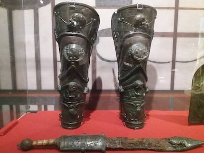 Grebas y espada de gladiador en la exposición en las Drassanes.
