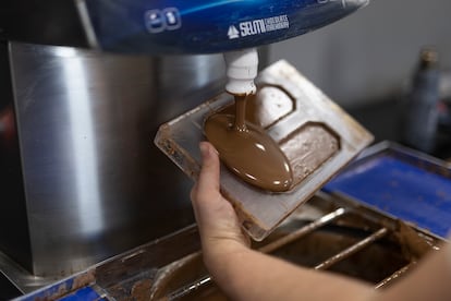 Elaboración del chocolate en el obrador de la marca Eukarya en Vic.