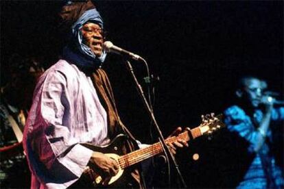 El músico africano Ali Farka Touré, durante una actuación en Madrid, en junio del 2000.