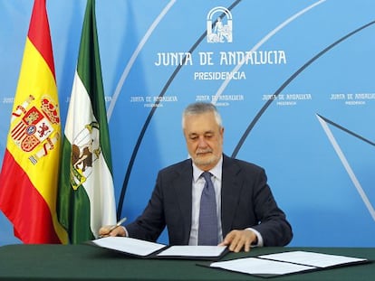 José Antonio Griñán firma el decreto de disolución del Parlamento.