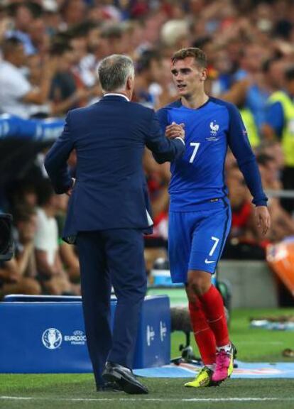 Deschamps felicita a Griezmann el pasado jueves.