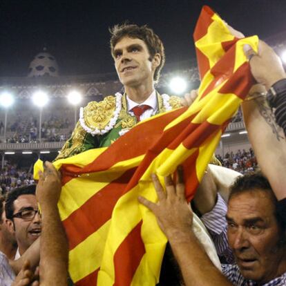 El torero José Tomás sale a hombros de la Monumental de Barcelona tras una corrida en 2008.