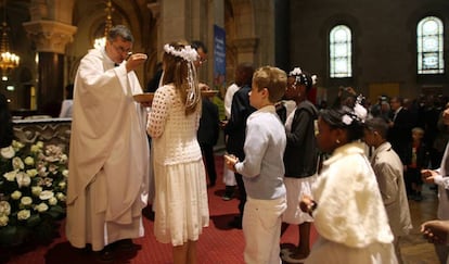 Celebraci&oacute;n de la primera comuni&oacute;n en una iglesia. 