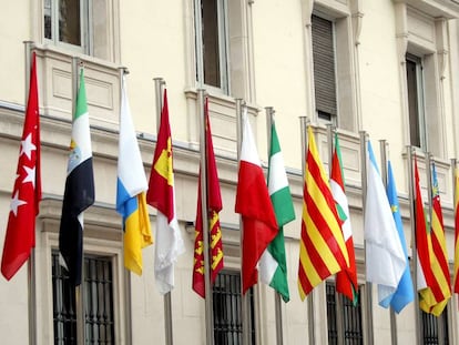 Banderas espa&ntilde;ola y de las Comunidades Aut&oacute;nomas en la fachada del Senado.