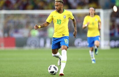 Neymar Jr durante el partido entre Serbia y Brasil.