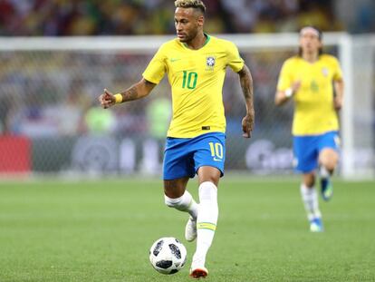 Neymar Jr durante el partido entre Serbia y Brasil.