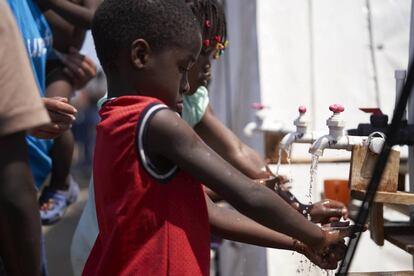 Un grupo de niños se lavan las manos en las instalaciones de Unicef en La Peñita.