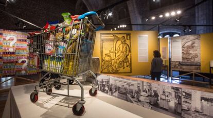 Un carro con alimentos procesados y las imágenes del primer supermercado de Barcelona, de 1958.