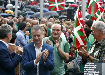 El lehendakari, Iñigo Urkullu (i), junto al presidente del PNV, Andoni Ortuzar (c), en el acto de cierre de campaña que se ha celebrado en Bilbao con la participación de los cabezas de lista al Congreso por Bizkaia, Álava y Gipuzkoa, Aitor Esteban, Mikel Legarda y Joseba Agirretxea.