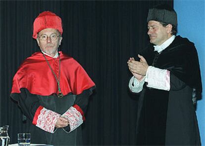 El rector de la Universidad del País Vasco, Manuel Montero, aplaude a José Ramón Recalde.