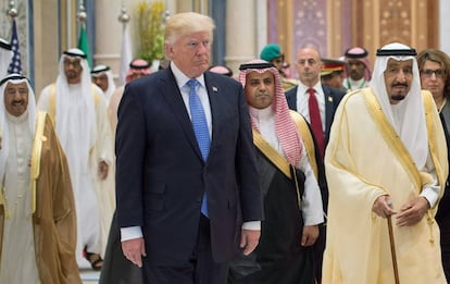Trump junto al rey saud&iacute; Salman el domingo en Riad