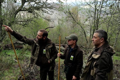 Daniel Pinto, Ignacio Carro y Óscar Álvarez, miembros de la patrulla de seguimiento del urogallo de la Fundación Patrimonio Natural de la Junta de Castilla y León, en el Alto Sil.