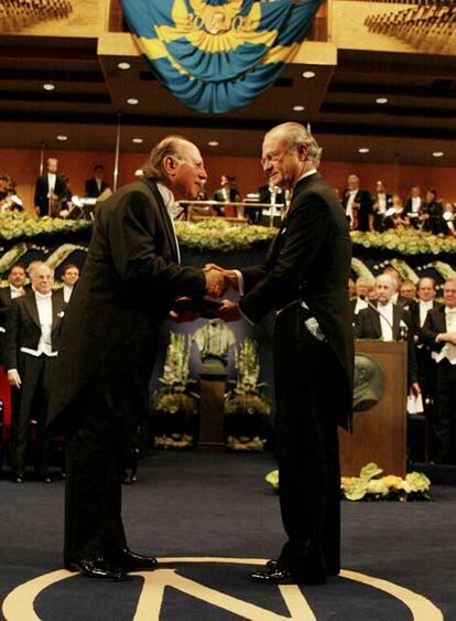 Imre Kertész recibe el Premio Nobel de Literatura 2002 de manos del rey Gustavo de Suecia.