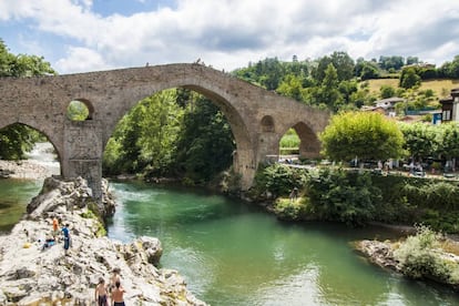 La poza del río Sella bajo el puente de Cangas de Onís atrae cada verano a decenas de bañistas
