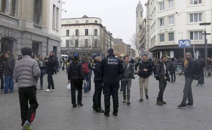 Dos agentes vigilan una calle del barrio de Molenbeek.