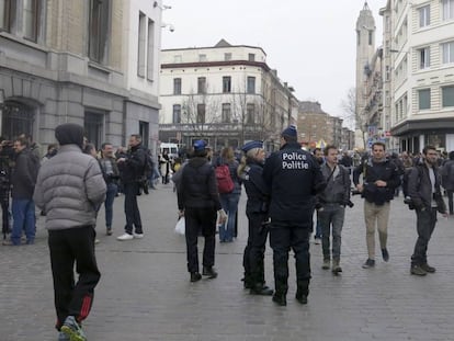 Dos agentes vigilan una calle del barrio de Molenbeek. 