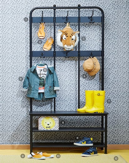 1.	Perchero con estantería metálico de Ikea. 79,99 euros. |
2.	Sandalias de cuero acordonadas de Tinycottons. 74 euros. |
3.	Mochila de peluche en forma de tigre de Bonton. 44 euros. |
4.	Parca con capucha de Boboli. 29,90 euros. |
5.	Sudadera de cocodrilo de Primark. 8 euros. |
6.	Gorro de explorador de Bass 10 (en El Corte Inglés). 12,99 euros. |
7.	Botas de agua amarillas de Igor. 28,95 euros. |
8.	Maletín portaalimentos de Hema. 4,50 euros. |
9.	Calcetines deportivos retro de H&M. Pack de tres por 3,99 euros. |
10.	Zapatillas de lona mostaza de Pisamonas. 19,95 euros. |
11.	Zapatillas de deporte en piel bicolor de Veja. 79 euros. |
12.	Alfombra de rayas tejida de Circo Kids. 116 euros. |