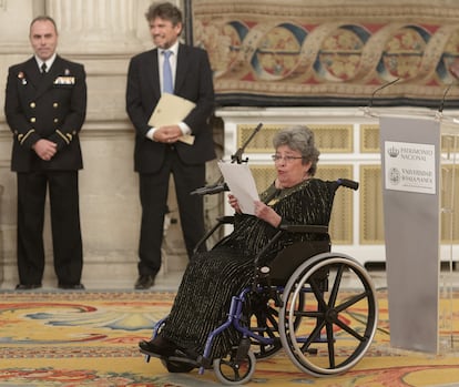 La poeta Claribel Alegría recibe el premio 'Reina Sofía', en noviembre de 2017 en Madrid.