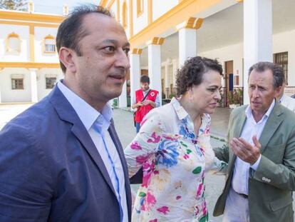 La ministra de Trabajo y Seguridad Social, Magdalena Valerio, junto al delegado del Gobierno en Andalucía, Alfonso Rodríguez Gómez de Celis (i) y el alcalde de Chiclana, José María Román (d), durante su visita hoy al Centro de Atención a Inmigrantes Campano en Chiclana de la Frontera (Cádiz).