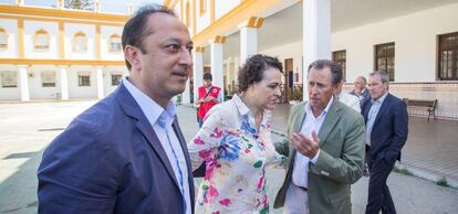 La ministra de Trabajo y Seguridad Social, Magdalena Valerio, junto al delegado del Gobierno en Andalucía, Alfonso Rodríguez Gómez de Celis (i) y el alcalde de Chiclana, José María Román (d), durante su visita hoy al Centro de Atención a Inmigrantes Campano en Chiclana de la Frontera (Cádiz).