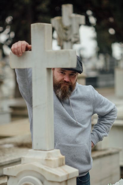 Miguel Cifuentes, enterrador de La Bañeza en 2020, el pasado mes de febrero en el cementerio. 