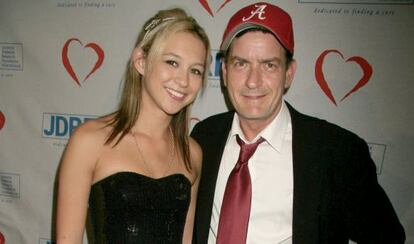 Natalie Kenly y Charlie Sheen en 2011.