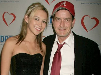 Natalie Kenly y Charlie Sheen en 2011.